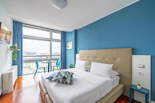米兰坎普拉斯朗布拉特卡萨佩费里旅馆的一间卧室配有一张大床和一张桌子