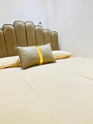 伦敦Studio 64的床上的枕头上有一个黄色条纹