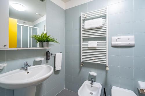 米兰坎普拉斯朗布拉特卡萨佩费里旅馆的一间带水槽和卫生间的浴室