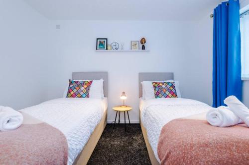 Ocker Hill3 Bed+2 Bath Perfect Contractors & Groups的带桌子的客房内的两张单人床