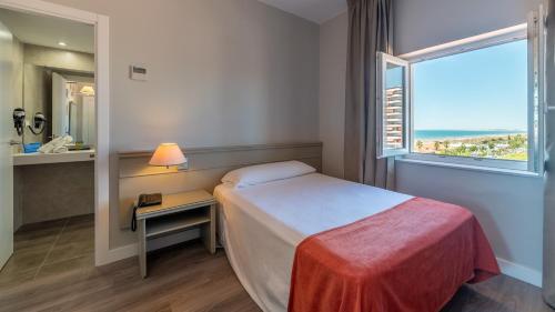 蓬塔翁布里亚帕托罗霍酒店的酒店客房设有床和窗户。