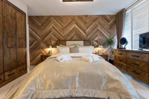 马尔马里斯Motto Premium Hotel&Spa的一间卧室配有一张大床和两条毛巾