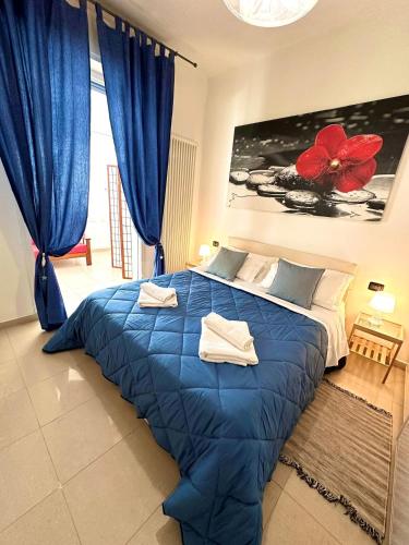 里米尼Giardino al mare的一间卧室配有蓝色窗帘和一张蓝色的大床