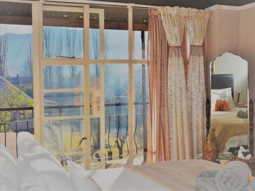 克拉伦斯Gentle Presence Cottages的一间卧室设有美景大窗户