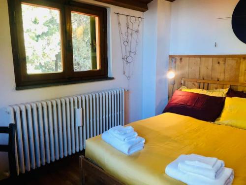 巴尼奥阿里波利La casa di Nello Bini con vista su Firenze的一间卧室配有一张床,上面有两条毛巾