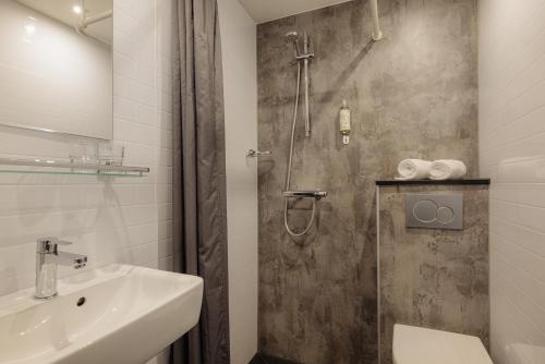 阿姆斯特丹阿姆斯特丹兰开斯特酒店的带淋浴和盥洗盆的浴室