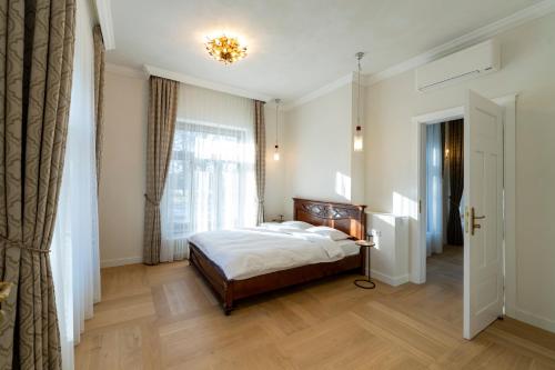 文茨皮尔斯Villa Langberg Spa的一间卧室设有一张床和一个窗口