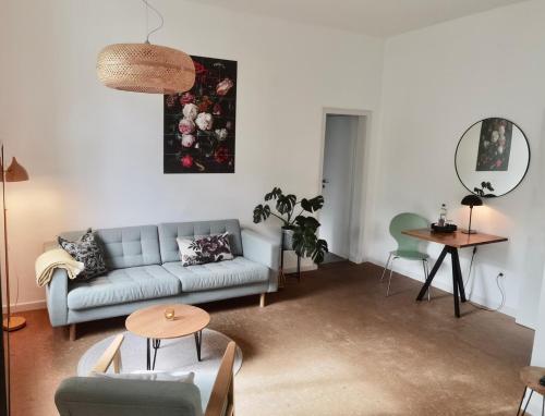 杜伊斯堡Apartments "Am Rheinorange", Netflix, Amazon Prime的客厅配有沙发和桌子