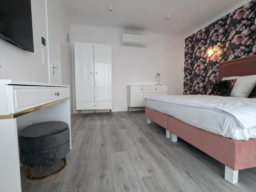 梅尔诺Apartament nad Morzem w Sea & Lake Mielno的一间卧室配有一张床、一张书桌和一台电视