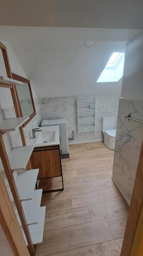 MonlezunJazz et Vacances的浴室设有楼梯、盥洗盆和卫生间。