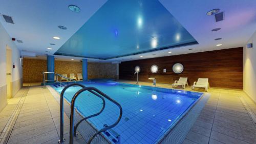 科沃布热格Mona Lisa Wellness & Spa的在酒店房间的一个大型游泳池