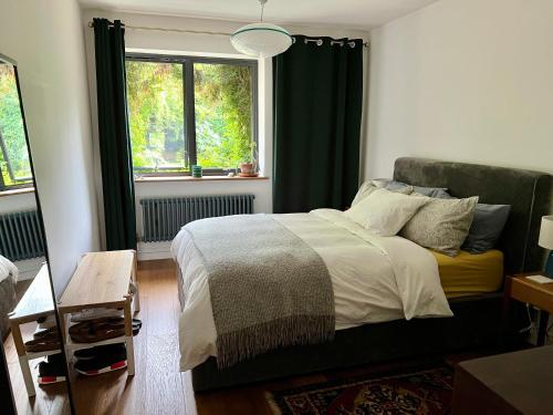 伦敦Urban Oasis Chic 1BR Flat with Spacious Garden的一间卧室设有一张床和一个窗口