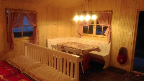 Schönengrund布洛克豪斯瑞士度假屋酒店的一间设有桌子和一张床的房间