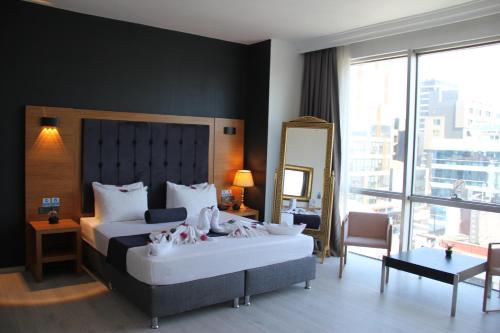 伊斯坦布尔Vplus hotel atasehir的酒店客房,设有两张床和镜子
