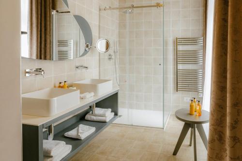 比尔古IBB Hotel Palazzo Bettina Malta的一间带水槽和淋浴的浴室