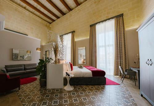 比尔古IBB Hotel Palazzo Bettina Malta的一间卧室设有一张床和一间客厅。