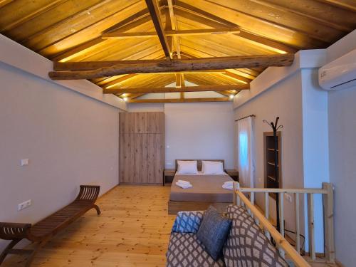 米蒂利尼Ελιά Ξενώνας / Elia Xenonas的一间卧室配有一张床和一个沙发