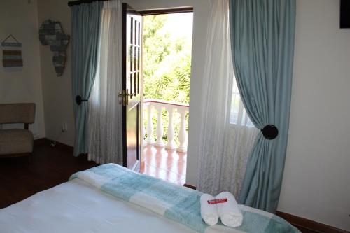 伊登维尔Villa Stella Guest House的一间卧室配有带毛巾的床