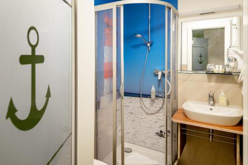 黑尔戈兰岛Insulaner Dependance的带淋浴和盥洗盆的浴室
