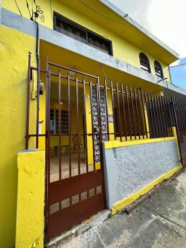 圣胡安Economic Studio in Santurce Area, Up to 4 guests的前面有门的黄色建筑