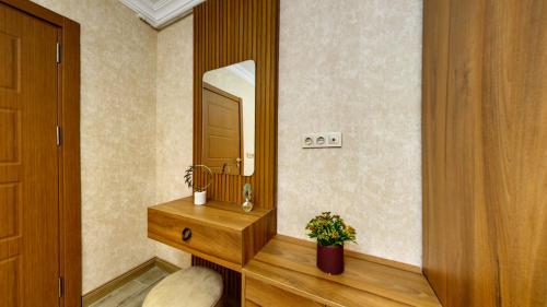 伊斯坦布尔Denis suit apart的浴室配有木制梳妆台和镜子