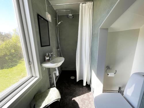 格里斯勒港Pensionat Grisslehamn的一间带水槽和卫生间的浴室以及窗户。
