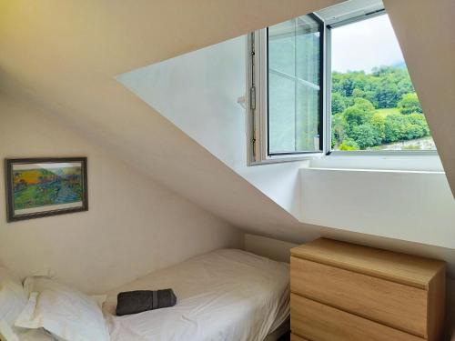 吕兹-圣索沃尔Chez Lolette的客房设有床和窗户。