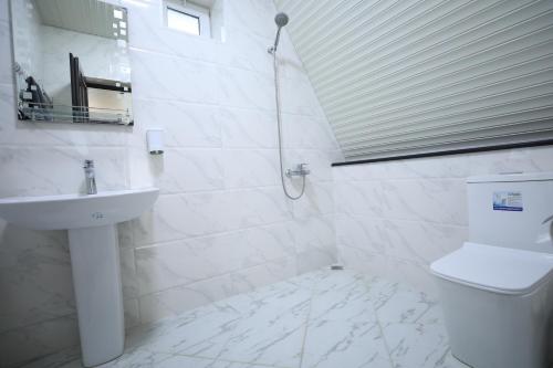 库巴Mirvari Aframe的白色的浴室设有水槽和卫生间。
