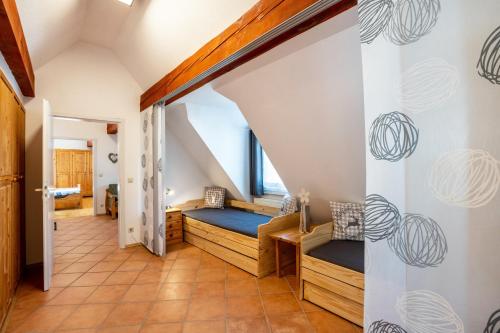 巴特维尔德巴德Schwarzwaldnest的带两张双层床和楼梯的客房