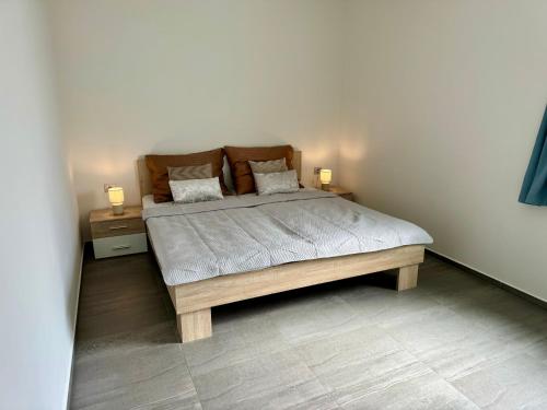 布拉格Byt apartman 74m2 vyhled klid priroda的一间卧室配有一张带2个床头柜的大床