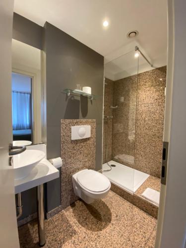 美因河畔法兰克福帕拉贡公寓式酒店的浴室配有卫生间、盥洗盆和淋浴。
