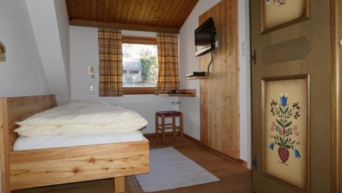 马耳他胡伯特斯盖斯特豪斯酒店的一间卧室配有一张床、一张桌子和一个窗户。