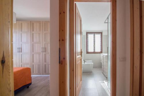 奥尔比亚Olbia Oasis Apartment with Two Balconies!的一间带床和卫生间的浴室