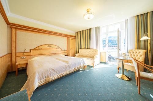 巴特埃姆斯Häcker's Hotel的酒店客房配有一张床铺和一张桌子。