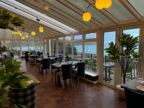 班戈Nomi Rooms & Restaurant的用餐室设有桌椅和窗户。