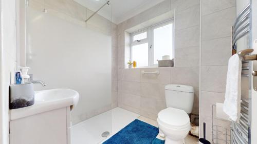 巴塞尔顿Stunning 3-Bed House in Basildon的白色的浴室设有卫生间和水槽。