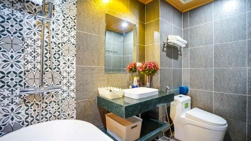 河内Hanoi Ben's Apartment and Hotel的一间带卫生间、水槽和镜子的浴室