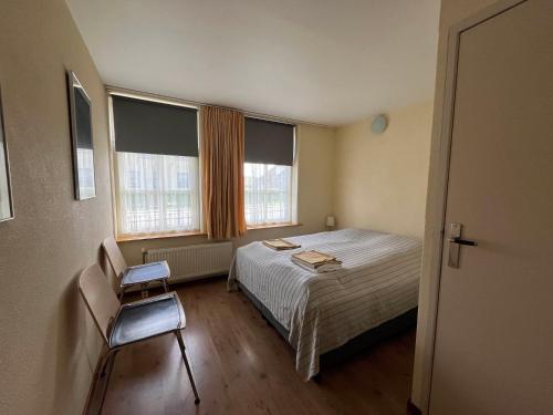 泰尔斯海灵It Winkelhûs的一间小卧室,配有床和2个窗户