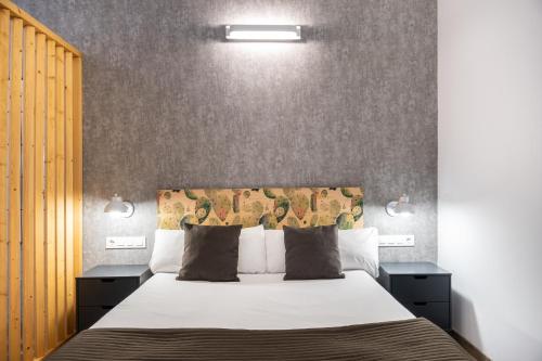 巴塞罗那Nou 10的一间卧室配有一张带2个床头柜的大床