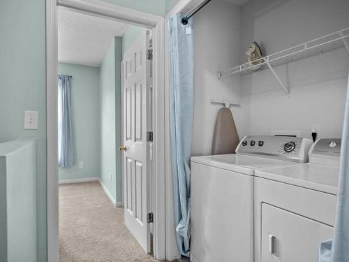 杰克逊维尔Liberty Hills Retreat的白色洗衣房配有洗衣机和烘干机