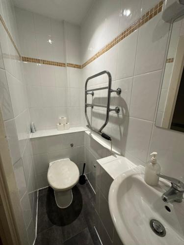 伦敦伯克利苑酒店 的白色的浴室设有卫生间和水槽。