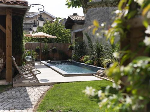 利布尔讷La Maison Mulatô, demeure privée d'hôtes, piscine & spa Libourne, Saint-Emilion的庭院内的游泳池,配有椅子和围栏