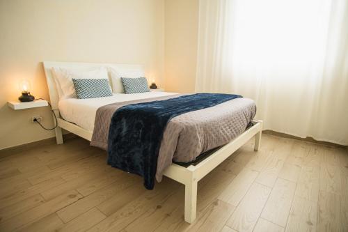 圣罗克杜皮库Casas do Navalhão的一间卧室配有一张带蓝色毯子的床