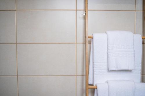 圣罗克杜皮库Casas do Navalhão的浴室铺有白色瓷砖,配有毛巾架