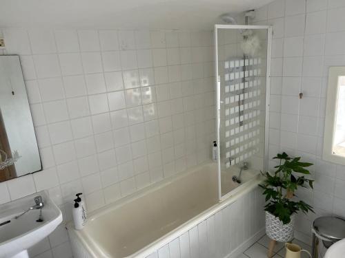 格伦贝赫Glenbeigh Holiday Cottage - Tigin Mamo的白色的浴室设有浴缸和水槽。