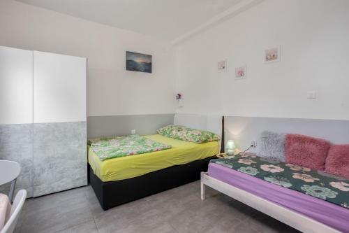 茨里克韦尼察Villa Dora ##3的一间卧室配有两张床和一张桌子