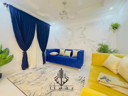 努瓦克肖特Kane house的客厅配有蓝色的沙发和地毯。