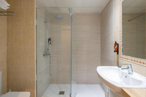 多列毛利诺斯Hotel Parasol by Dorobe的带淋浴和盥洗盆的浴室