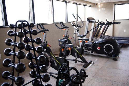 尤西德福拉Trade Hotel的健身房,室内配有几辆健身自行车