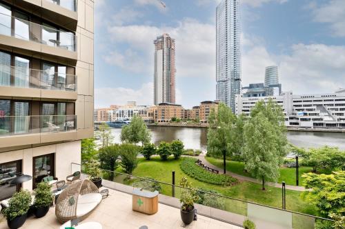 伦敦Elegant and Modern Apartments in Canary Wharf right next to Thames的从大楼内可欣赏到河流美景